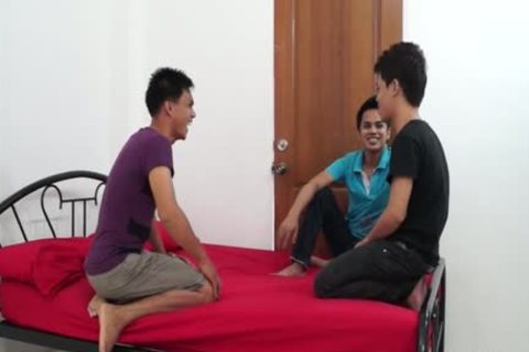 Three teens Daisy Chain ass On The sofa