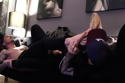 dirty Tatted guy With admirable Feet receives Worshiped And Cums